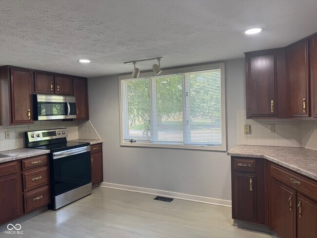 Building Photo - 329 Sandbrook Dr