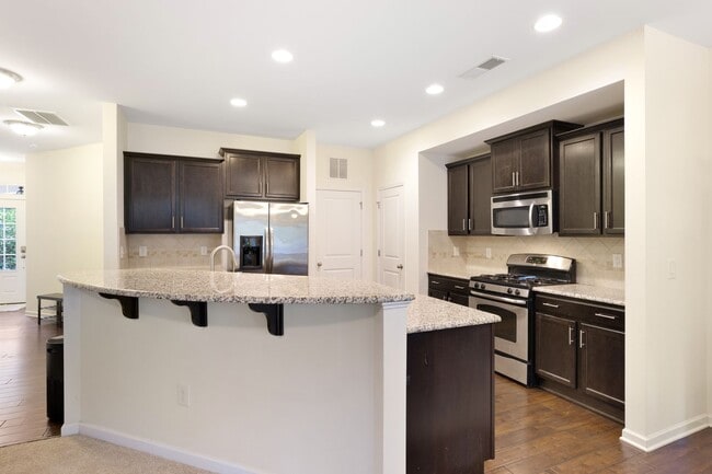 Building Photo - Incredible 3be/2.5ba House In Quiet Neighb...