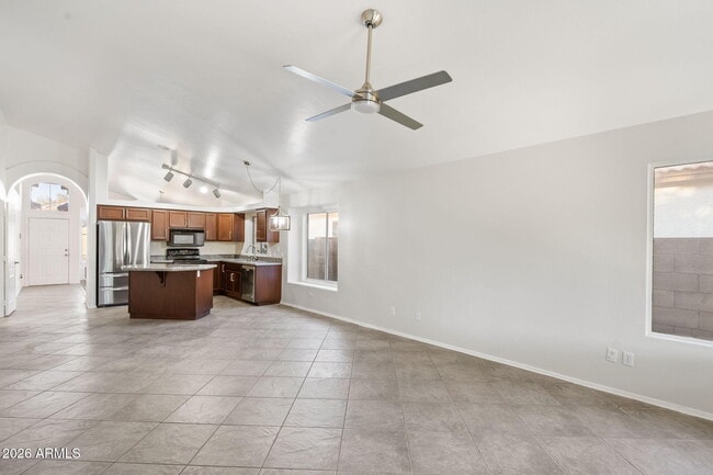 Building Photo - 523 W Kelton Ln