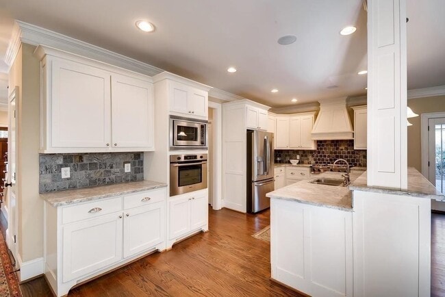Building Photo - 2105 Brookview Dr NW