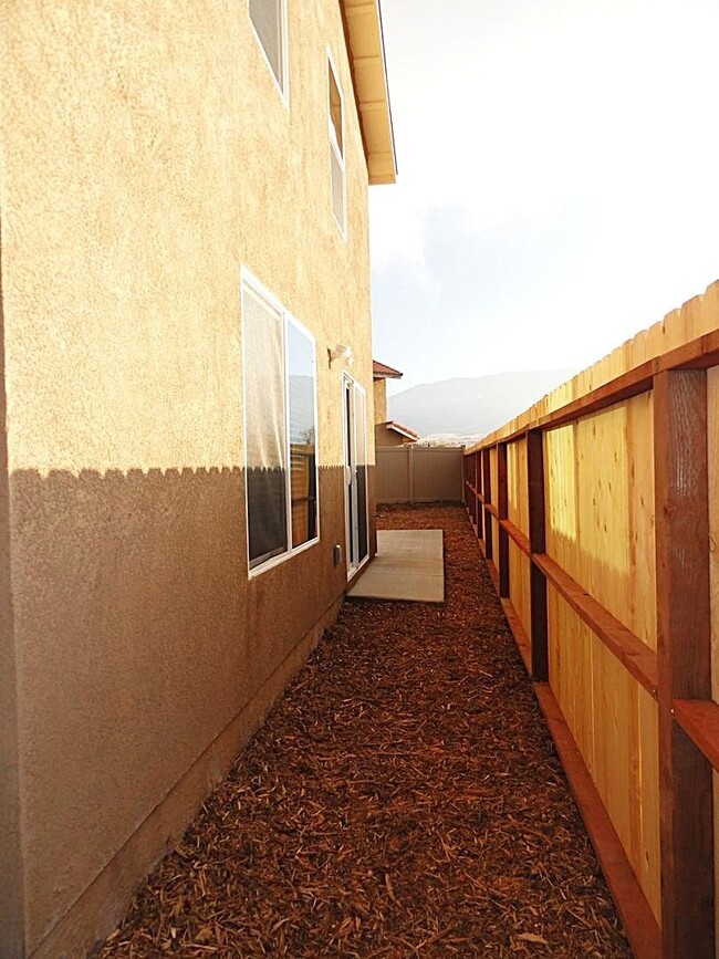 Building Photo - 450 Sherwood Pl