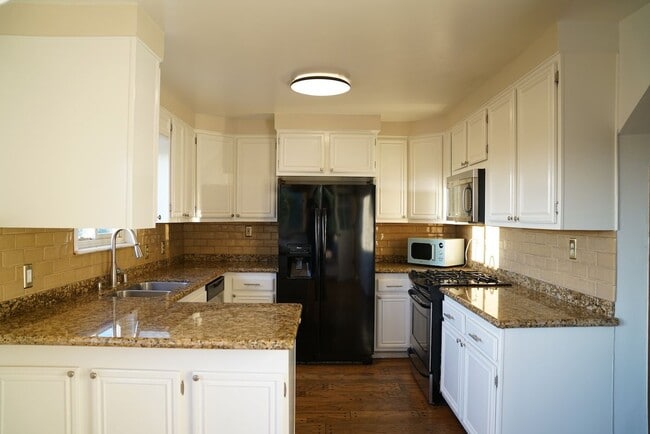 Building Photo - 669 Benson Way