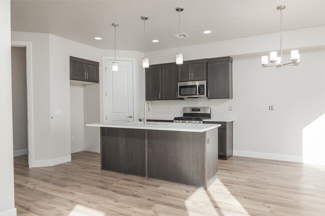 Building Photo - Modern 3 Bedroom Townhome