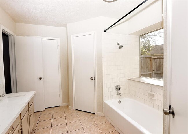 Building Photo - 194 Moonridge Dr