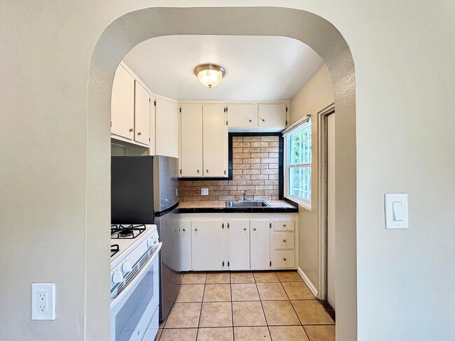 Building Photo - Charming 1BD/1BA Home in Golden Hill W/ Fu...