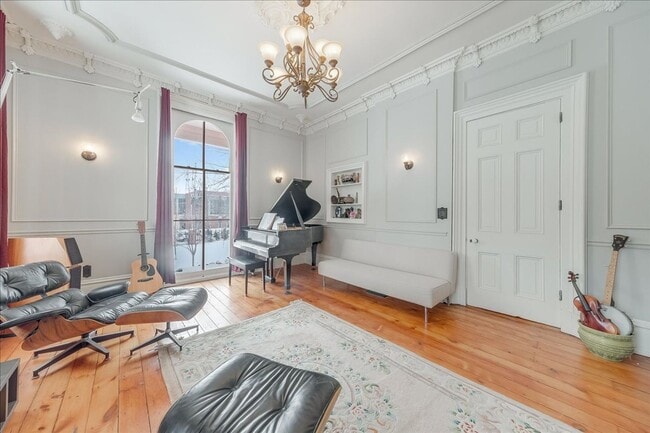 Building Photo - Historic, Character-Rich House - 3 Bed, 3 Bath (2 Full, 2 Half)