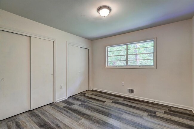 Building Photo - 305 Moreland Way