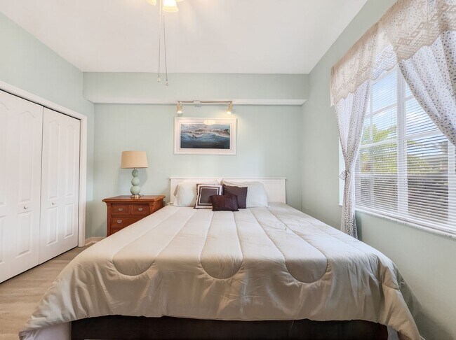 Building Photo - Beautifully furnished 2BR/2BA first-floor condo