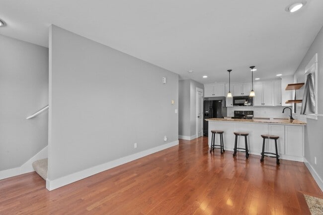 Building Photo - 2bd/1.5ba Seattle Townhouse