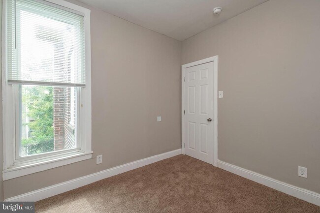Building Photo - 5524 Delancey St