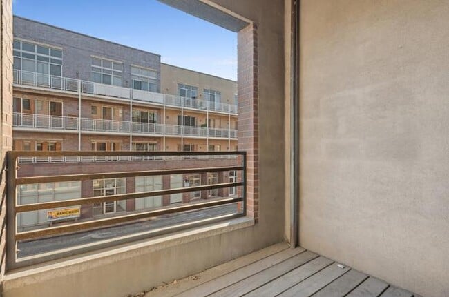Building Photo - 2158 N Damen Ave