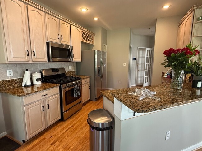 Building Photo - 2037 Woodshade Ct