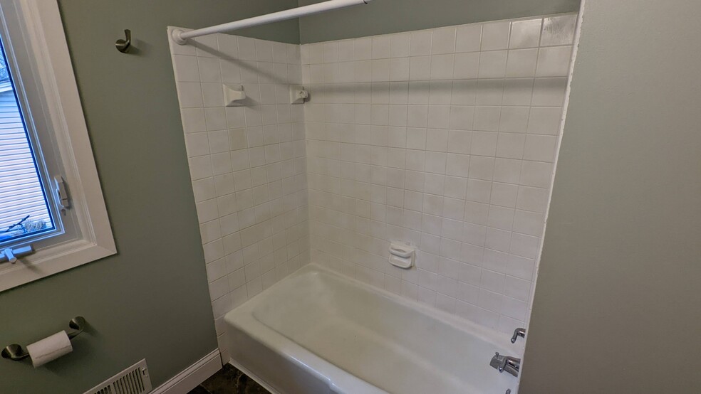 Upper Level Bathroom - 1870 Jade Ln