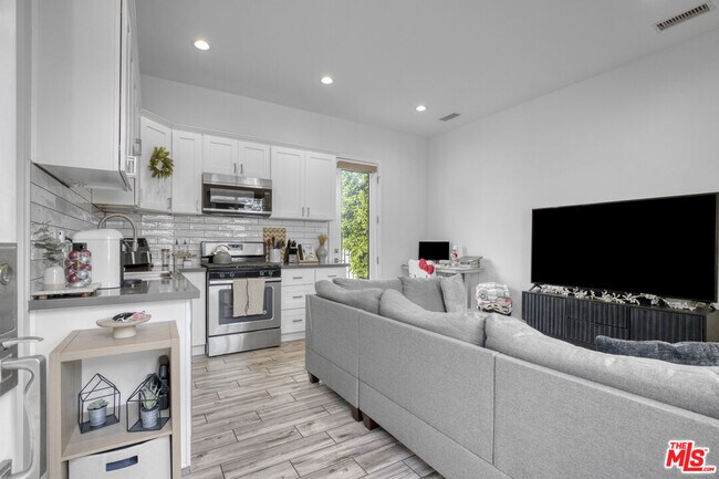 Building Photo - 7310 Woodley Ave