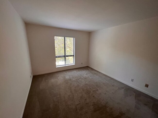 Building Photo - RENOVATED TWO BEDROOM TWO AND HALF BATH CO...