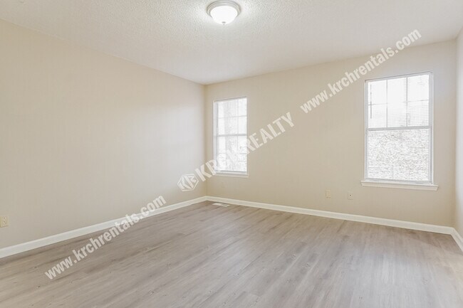 Building Photo - 3-Bed Home with Fireplace