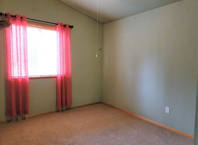 Building Photo - Very neat unit in Poulsbo area.