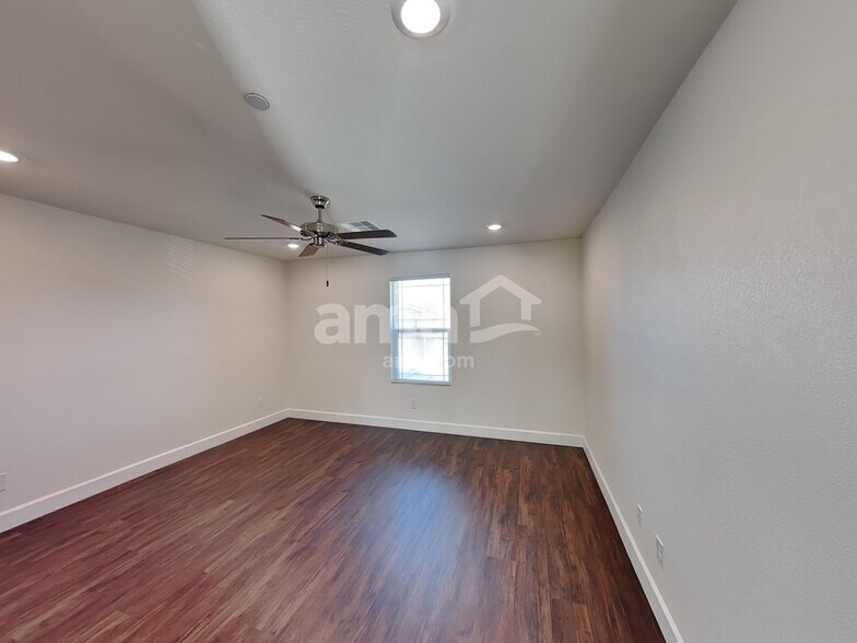 Building Photo - 126 Charmante Tulip Lane