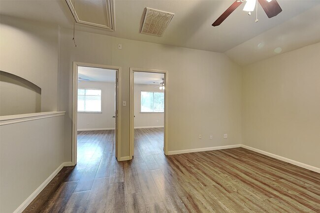 Building Photo - 10931 S Falls Terrace