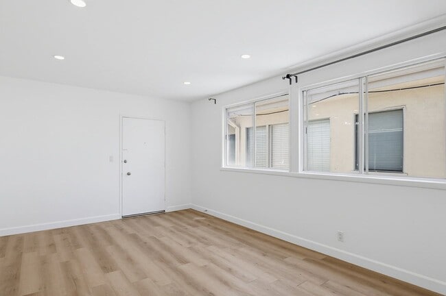 Building Photo - 337 Rexford Dr