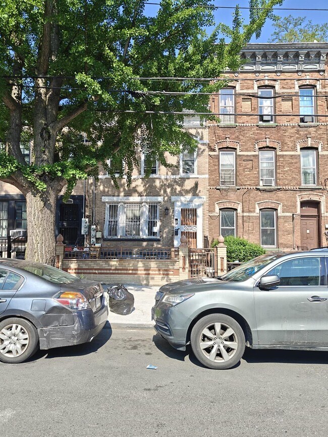 Building Photo - 297 Bradford St