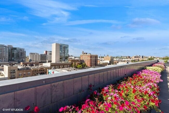 Building Photo - $1,099 | Studio Apartment - Fully Furnishe...