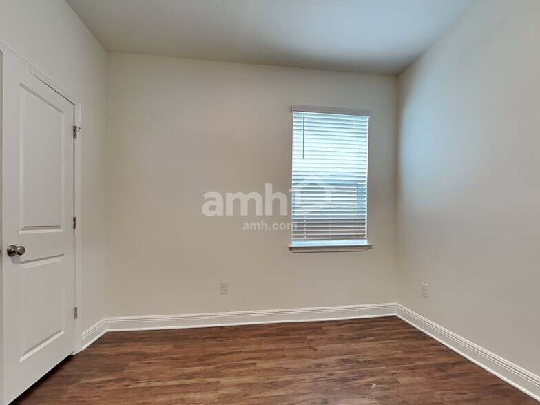 Building Photo - 27709 St Andrews Ave