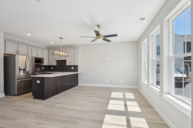 Building Photo - 908 Anderson Ln