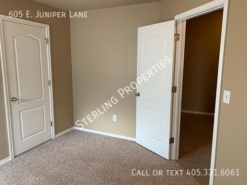 Building Photo - 605 E Juniper Ln