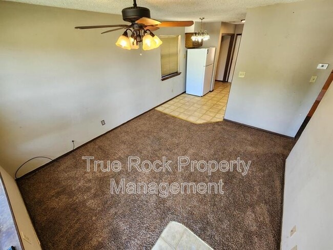 Building Photo - 2501 Oakhurst Dr