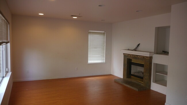 Building Photo - Stunning 3 Bed 3 Bath Duplex in Placentia with Open Floor Plan and Vaulted Ceilings.