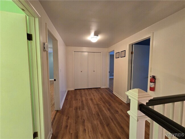 Building Photo - 161 Foxpoint W