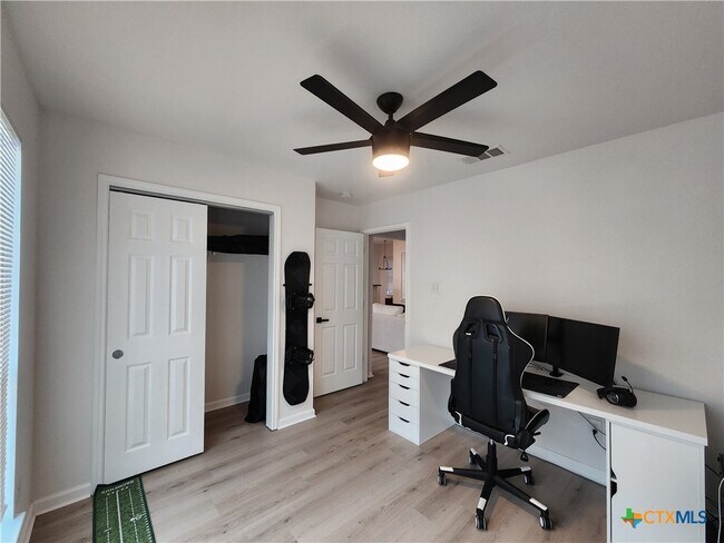 Building Photo - 1212 Neuberry Cliffe