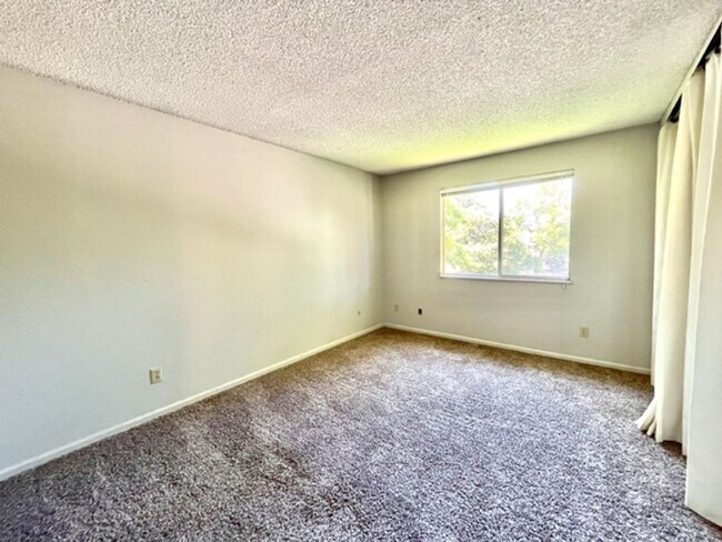Building Photo - 2-Bedroom in Woodside Condos