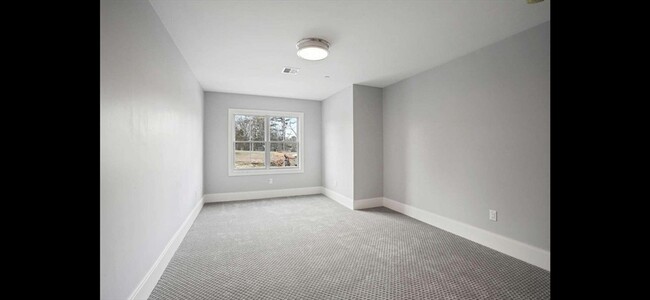 Building Photo - 10 Southfield Ln