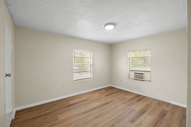 Building Photo - 1116 Upton Ct S