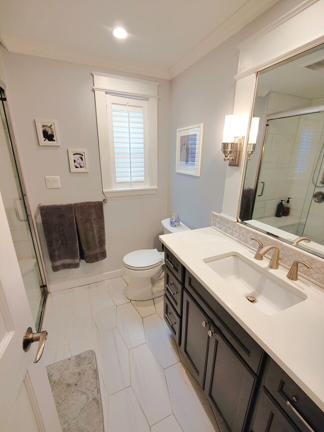 Building Photo - *Beautifully Updated & Spacious 3BD/2BA Si...