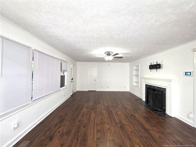Building Photo - 216 Country Club Dr
