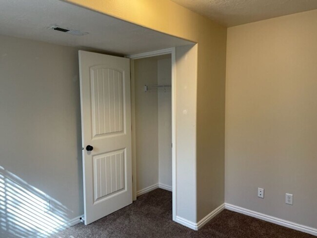 Building Photo - Beautiful 3-Bedroom Condo in Pleasant Grove