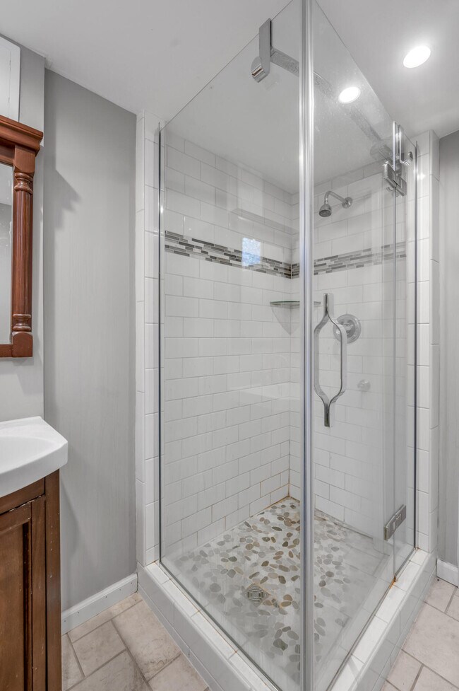 Building Photo - 653 Mt Vernon Dr