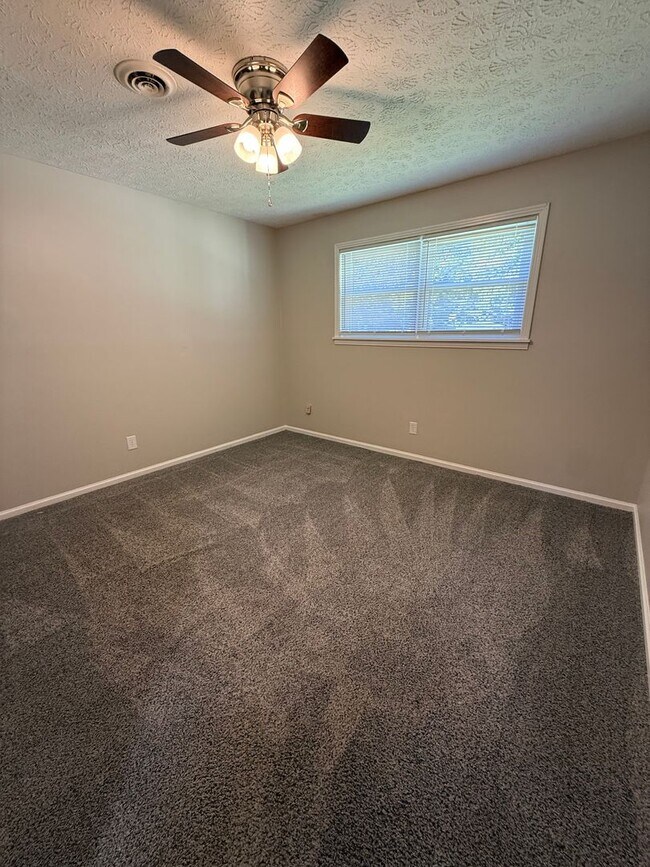 Building Photo - Cozy 2 Bed 1 Bath Duplex