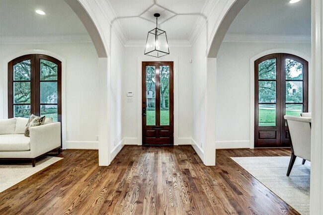 Building Photo - 2435 Stanmore Dr