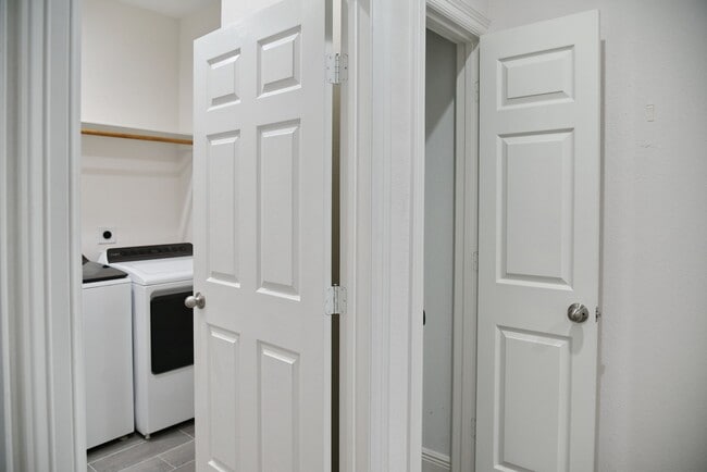 Building Photo - 5046 Van Fleet St