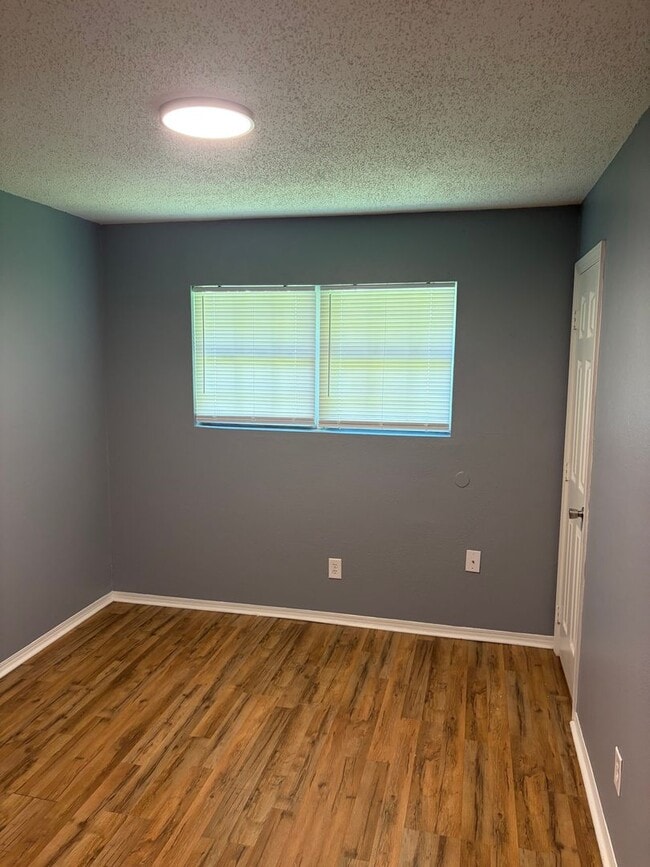 Building Photo - 3 bedroom and 1 bathroom house- $1000 move-in special