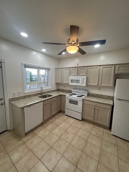 Building Photo - 1202 W Elm St