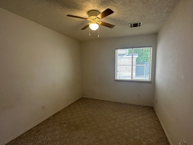 Building Photo - 2 Bedroom 2 Bathroom Duplex Available for ...