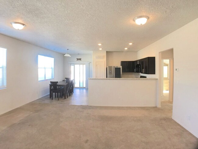 Primary Photo - Spacious 4 Bedroom Los Lunas Home. Open la...