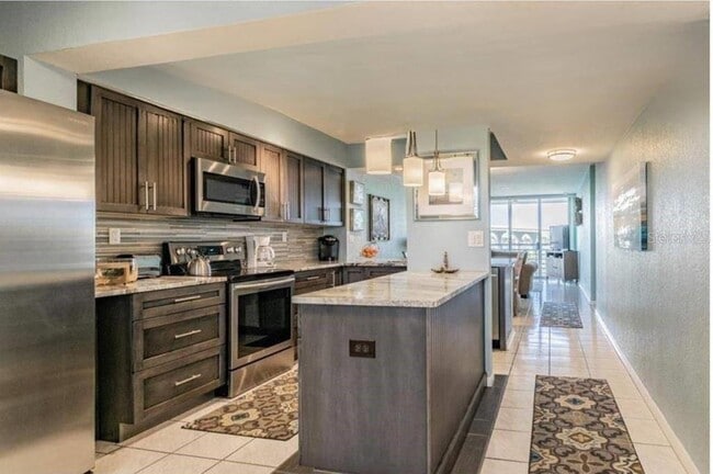 Building Photo - 5901 Bahia Del Mar Cir N