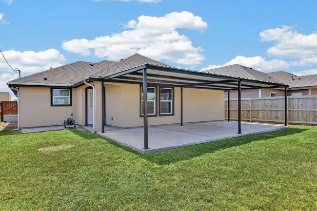 Building Photo - "Charming 3-Bedroom Oasis in Alamo, TX with 2 Full Baths – Your Cozy Retreat Awaits!"