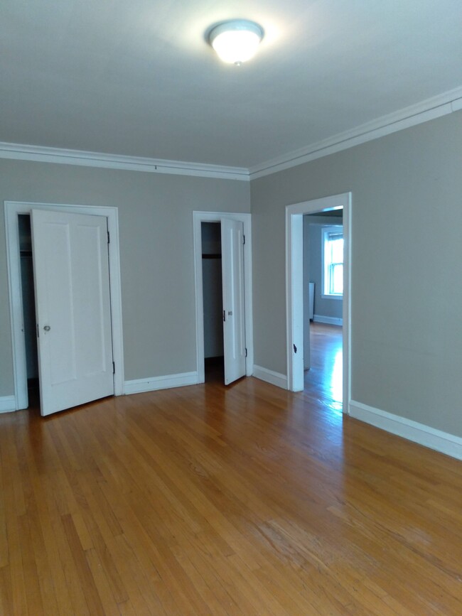 Building Photo - First Floor, Rarely Available, Spacious 1 ...